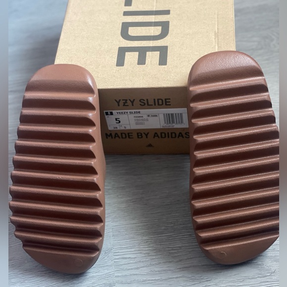 Yeezy Slides (Flax) NWT - Picture 5 of 13